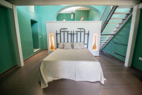蒙特堡Le Masserie Zucaro的一间带床的卧室,位于带楼梯的房间