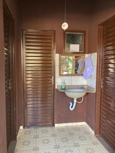 沙帕达-杜斯吉马朗伊斯Zizi Home的一间带水槽和窗户的浴室