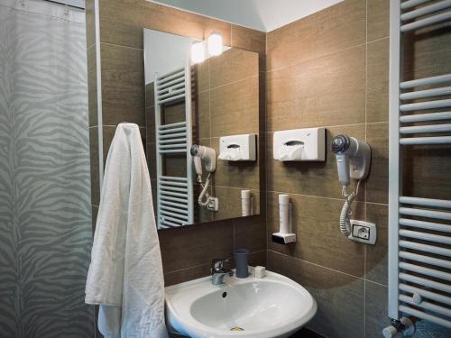 代森扎诺-德尔加达Atico Hotel的一间带水槽和镜子的浴室