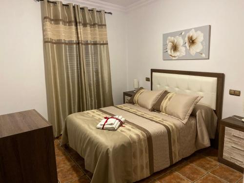 塞特尼尔Vivienda Rural Los Tajos de Setenil的卧室配有一张大床,墙上挂着花卉图案
