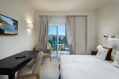 阿兰奇湾城玛格丽特别墅酒店的酒店客房设有书桌,卧室配有一张床和一张书桌。
