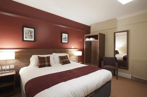 多诺赫鹰酒店的配有一张大床和镜子的酒店客房