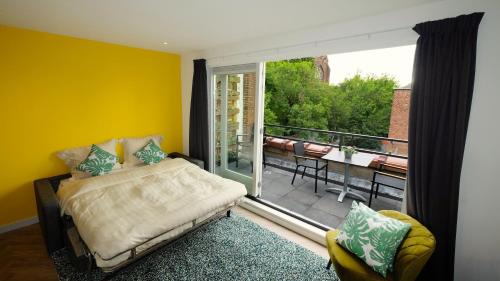 Sunny 45m2 Penthouse with Balcony and Terrace客房内的一张或多张床位