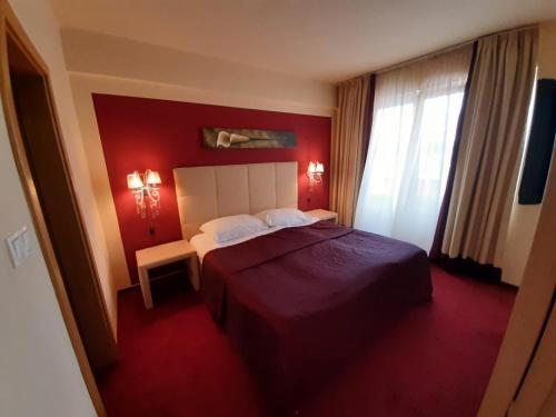 GarešnicaHotel Garić的一间卧室设有一张床和红色的墙壁