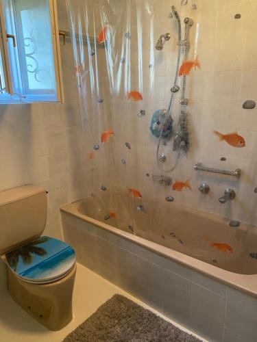 萨尔察赫河畔戈灵Ruheparadies Lou的浴室配有带鱼的浴缸淋浴。