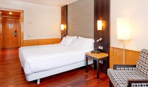 瓦伦西亚NH苏达德瓦伦西亚酒店的酒店客房,配有床和沙发