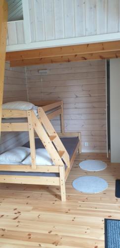 利雪平Lussebo 9的配有木墙的客房内的双层床