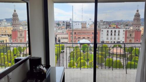 莱昂Ramada Plaza by Wyndham Leon的客房可从窗户欣赏到城市美景