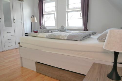 戈斯拉尔Ferienwohnung Werenberg Goslar的卧室配有一张大白色床和窗户