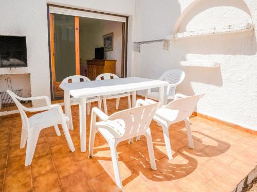 迈阿密普拉特亚Belvilla by OYO El Pinar的客房内的白色桌椅