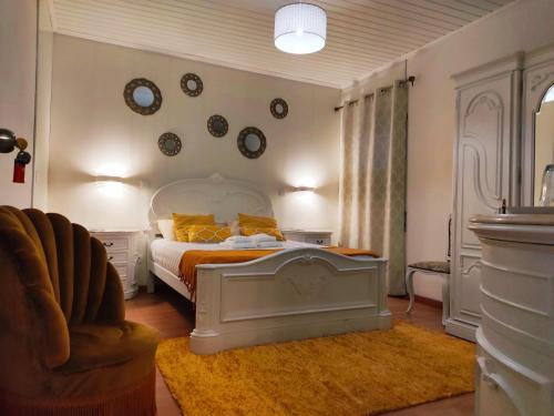 蓬塔德尔加达Santo Cristo House的一间卧室配有一张带橙色和白色床罩的床。