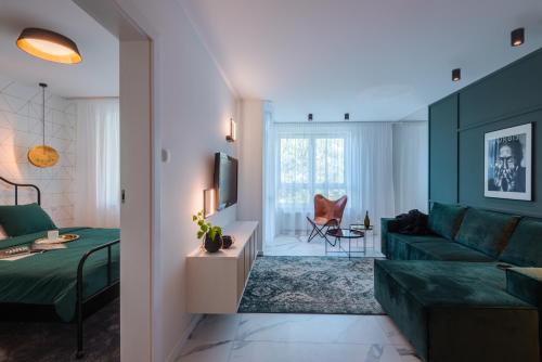 科沃布热格CHILLIapartamenty - Platany - TUTU的客厅配有绿色沙发和电视