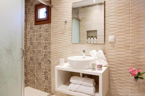斯基亚索斯镇Stenaki的浴室设有白色水槽和镜子