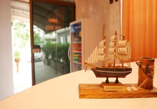 曼谷airport house的坐在桌子上的船的木模型