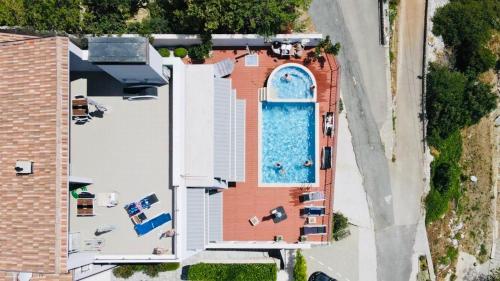 诺维·维诺多尔斯基Apartments Villa Manda的享有带游泳池的别墅的顶部景致
