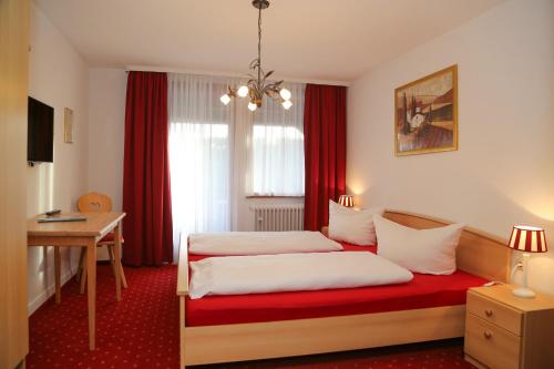 霍伊塞尔恩瓦尔德拉斯特公园酒店的酒店客房配有两张床和一张书桌