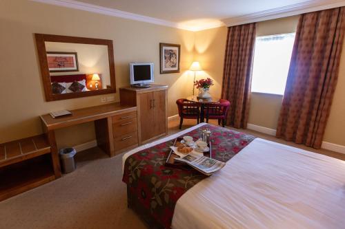 恩菲尔德哈姆雷特苑酒店 的配有一张床和一张书桌的酒店客房
