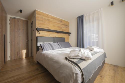 瓦托内切Hotel Rascard的一间卧室配有一张大床和毛巾
