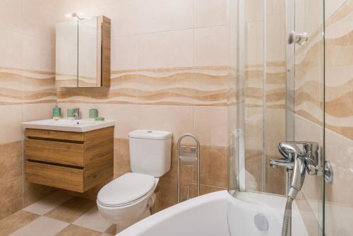 FlókaFaidra Luxury Apartment的浴室配有卫生间、盥洗盆和淋浴。
