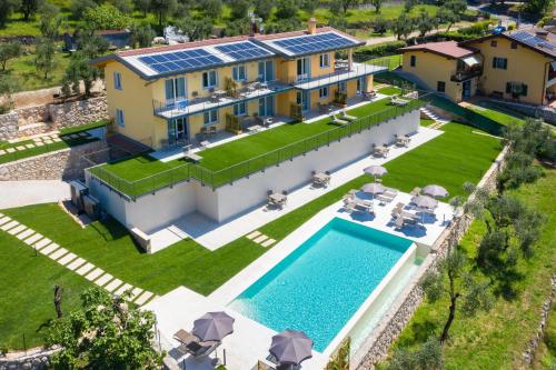 马尔切西内Pinini Country Apartments的享有带游泳池的别墅的空中景致
