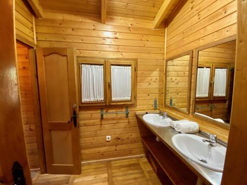 科托里奥斯亚诺斯德阿兰斯乡村营地旅馆的浴室设有2个水槽和镜子