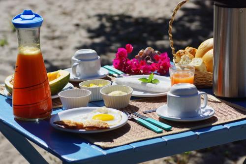 巴拉格兰德Vila Prana的蓝色桌子,早餐包括鸡蛋和果汁