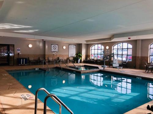 威斯康星戴尔Staybridge Suites - Wisconsin Dells - Lake Delton, an IHG Hotel的在酒店房间的一个大型游泳池
