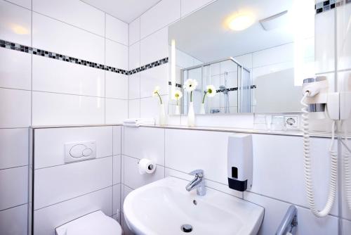 明斯特Haus Niemann的白色的浴室设有水槽和镜子