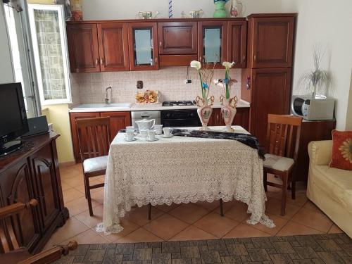 马里诺Vecchia Dimora的厨房配有带花瓶的桌子