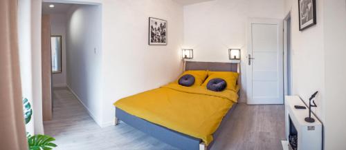 斯扎瓦诺泽德霍Corso No 7 APARTMENT的一间卧室配有一张黄色的床,上面有泰迪熊