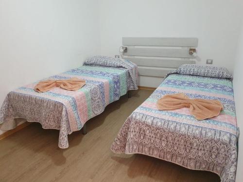 阿里纳加Apartamento la piedra viva 2 arinaga的两张睡床,位于带喷雾器的房间