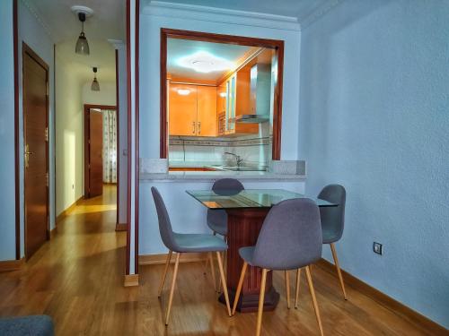 韦尔瓦Apartamento con PARKING gratis en CENTRO, Merced的一间厨房,里面配有桌椅