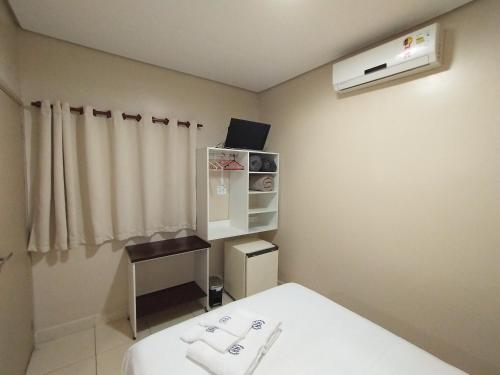乌贝拉巴Hotel Albatroz的小房间设有床和加热器