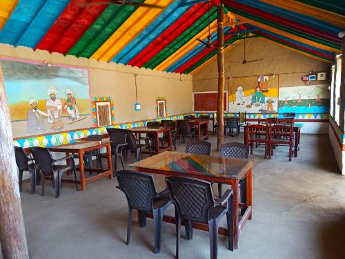 Kutir Craft Village Resort餐厅或其他用餐的地方