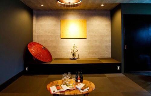 京都Kyoto Nina的配有酒杯和台灯的桌子的房间