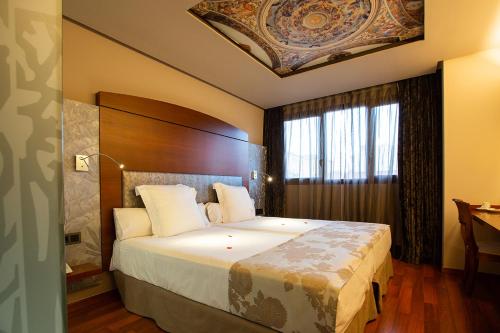 韦斯卡Hotel Sancho Abarca Petit SPA的一间卧室,卧室内配有一张大床