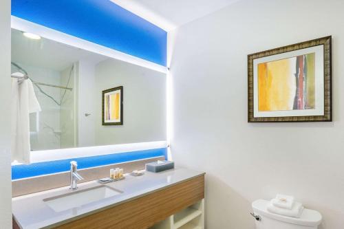 凯蒂La Quinta Inn & Suites Katy-Mills by Wyndham Katy的一间带水槽和镜子的浴室