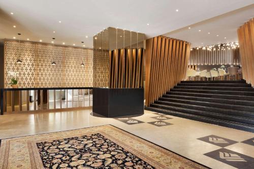 雅典大雅典温德姆酒店的大堂设有楼梯和Aasteryasteryasteryasteryasteryasteryasteryasteryasteryasteryasteryasteryasteryasteryasteryasteryastery