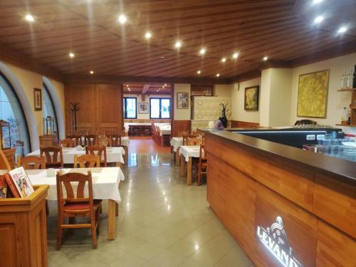 Kópháza勒旺达畔兹奥住宿加早餐旅馆的餐厅设有酒吧、桌子和台球桌