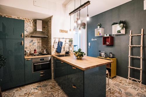 斯卡拉Amalfi Coast Holiday House的厨房配有绿色橱柜和木制台面
