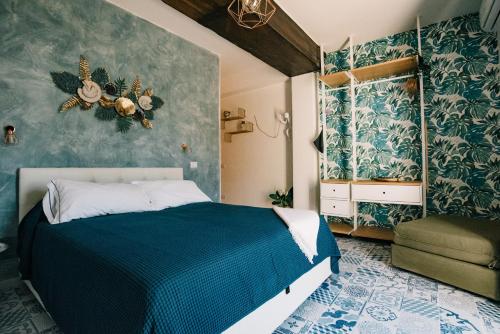 斯卡拉Amalfi Coast Holiday House的一间卧室设有蓝色的床和绿色的墙壁