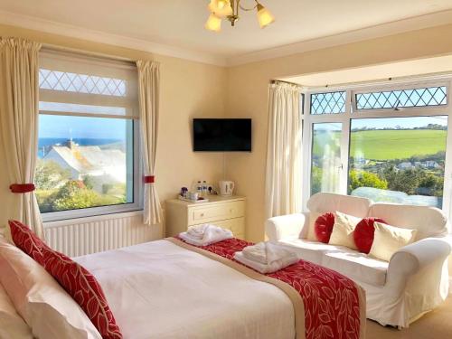 梅瓦吉西特瑞玛尼酒店的一间卧室设有一张大床和一个大窗户