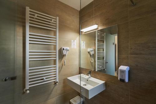 普雷代亚尔Eden 5的一间带水槽和镜子的浴室