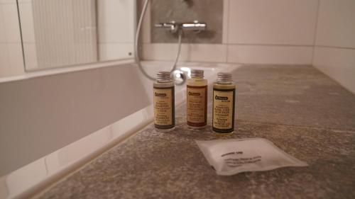 拉夏贝尔德邦达精灵山酒店的浴室柜台上放两瓶油