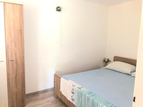 坎普尔Little house Ljubica的一间小卧室,配有一张床和镜子