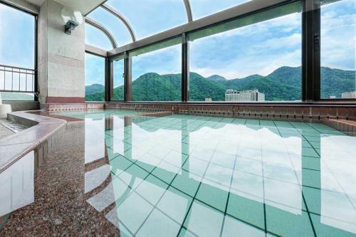 札幌MolinHotels501 -Sapporo Onsen Story- 1L2Room W-Bed4&S-6 10persons的山景游泳池