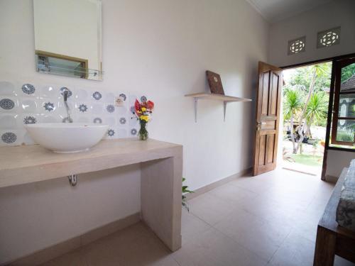 乌鲁瓦图里卡生态旅馆的浴室设有水槽和墙上的镜子