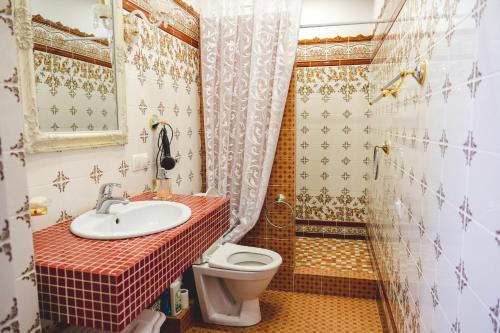 扎托卡Bonita的一间带水槽和卫生间的浴室
