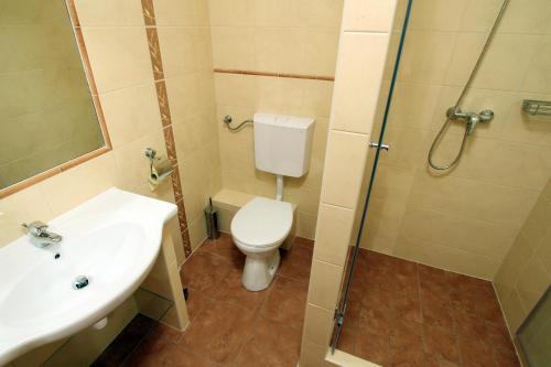 利波特假日公寓家庭宾馆的浴室配有卫生间、盥洗盆和淋浴。