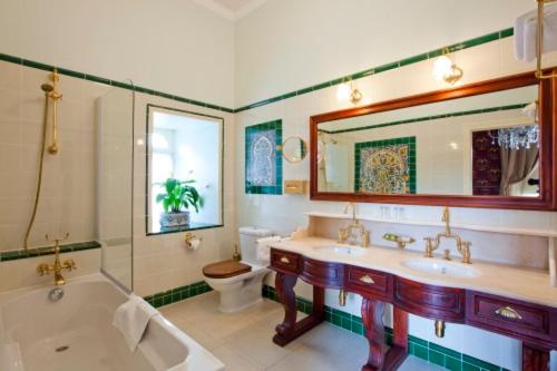 沙朗德拉韦励酒庄酒店的带浴缸、盥洗盆和卫生间的浴室